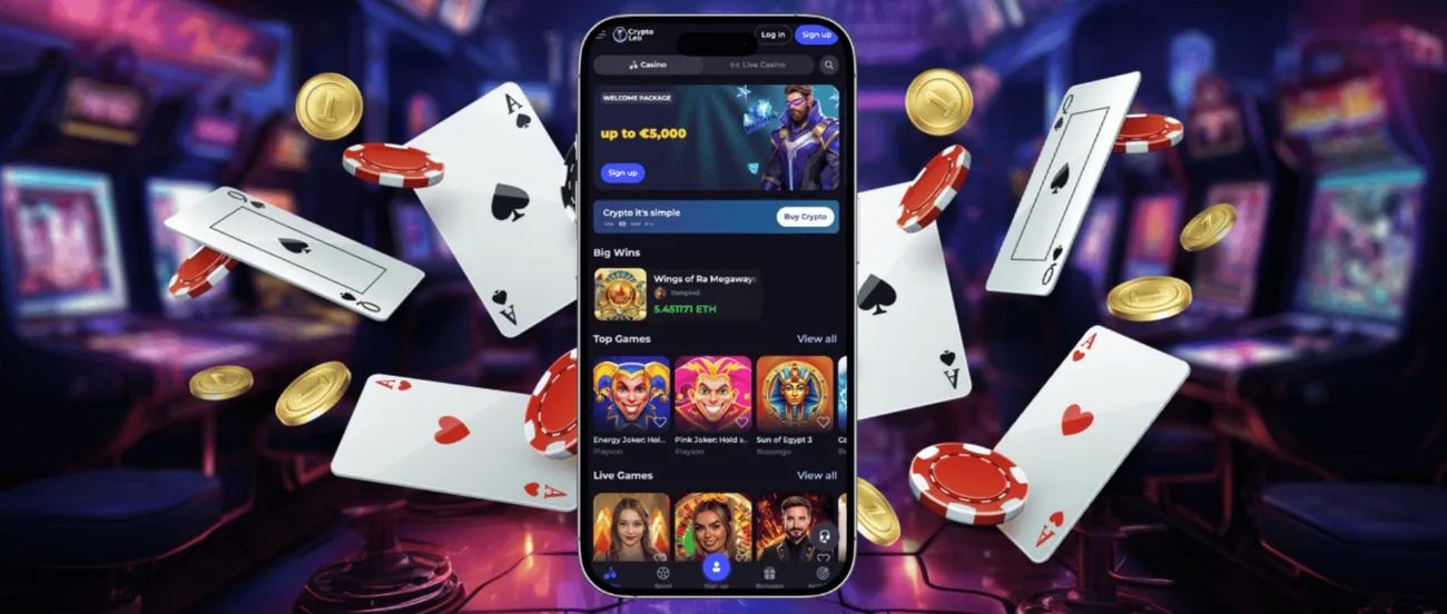Una maqueta del lobby de Cryptoleo en un teléfono, rodeada de cartas, fichas de casino y monedas de oro. La pantalla muestra un paquete de bienvenida de hasta 5.000 euros, un marcador de grandes premios y filas de juegos principales y de mesas en vivo.