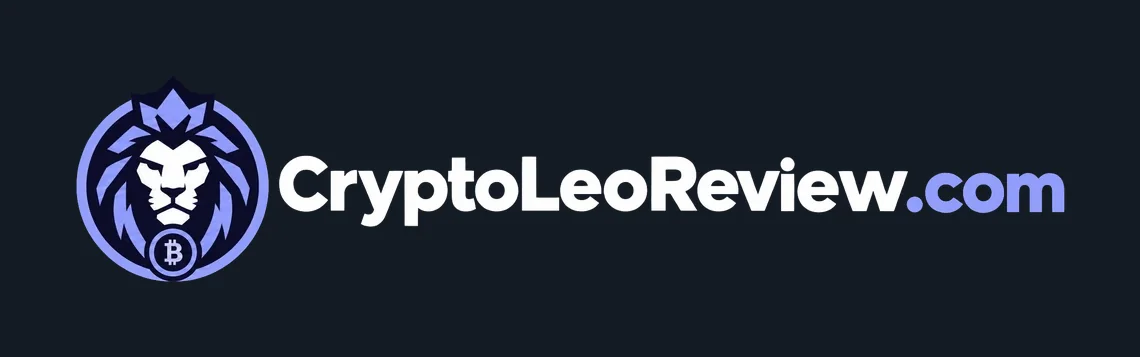 El logotipo de este sitio sobre una placa oscura: el león coronado dentro de un anillo con una moneda debajo y las palabras CryptoLeoReview.com al lado.